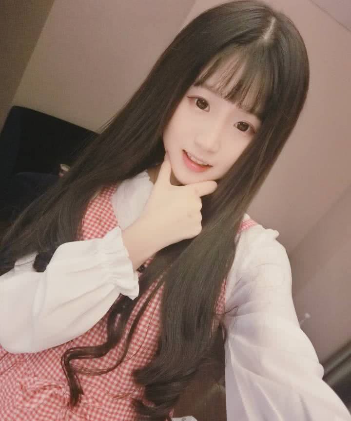 杨清柠北京上学,不忘进军抖音,网友:炒作技术一