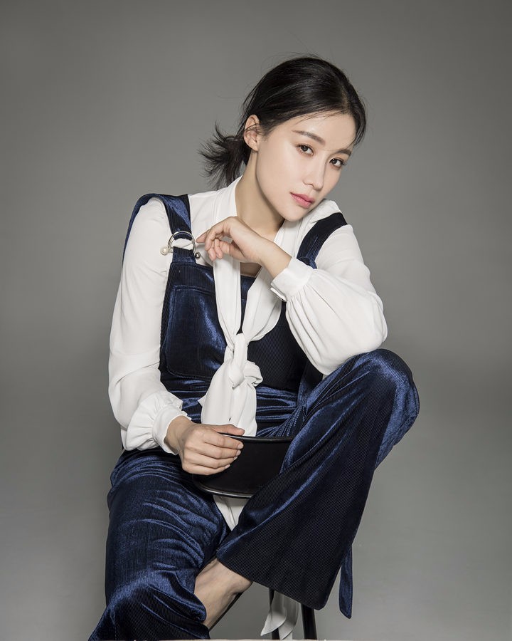 姚芊羽酷帅写真曝光 眼神深邃摄人心