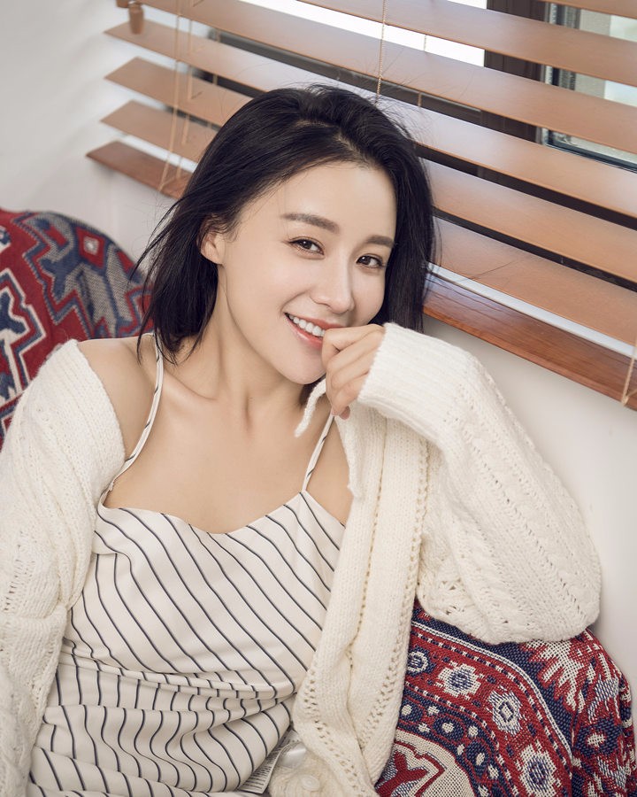 姚芊羽大气温婉写真曝光    恬静精致演绎知性柔美