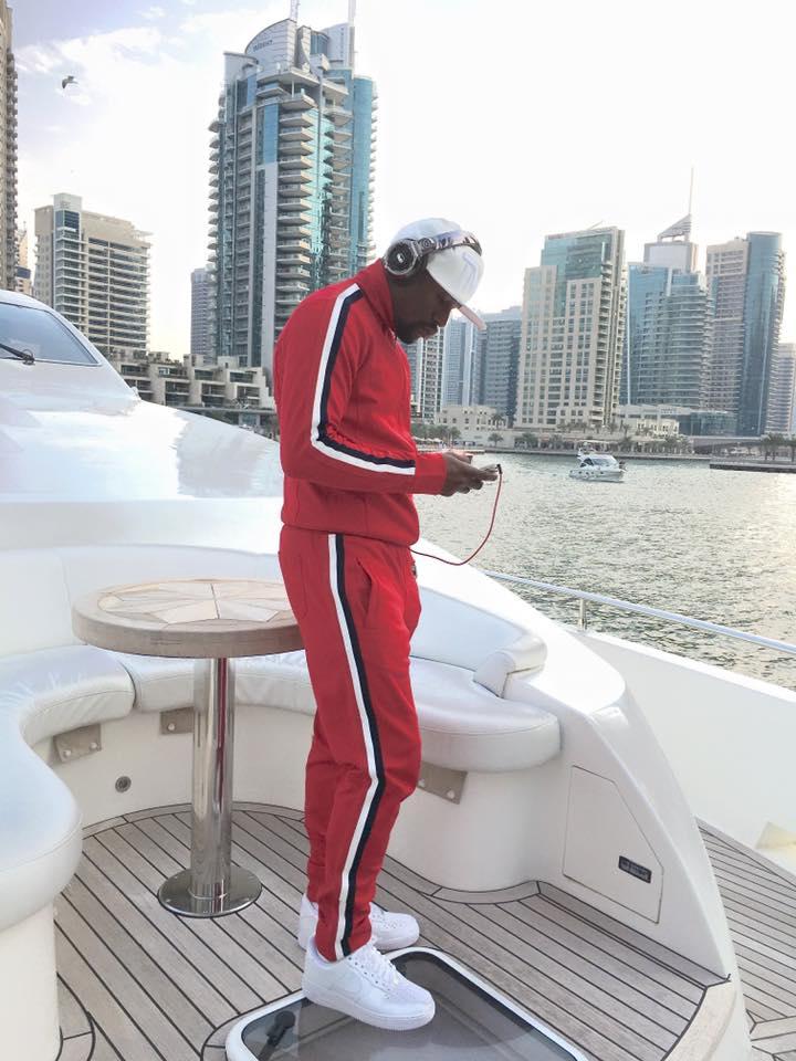 梅威瑟女人味十足,穿着红色马靴登长城,此行至少六千万入账