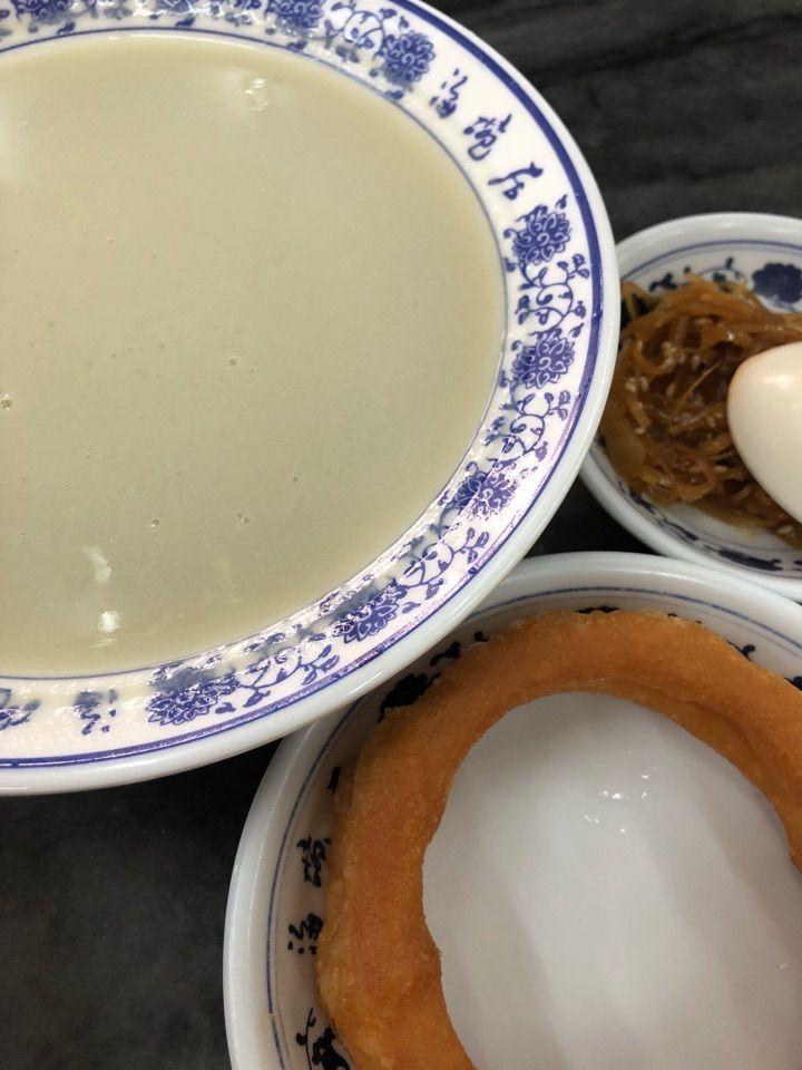 吞下后,会回味出酸豆浆的馊味,却又带着轻轻的甘甜.