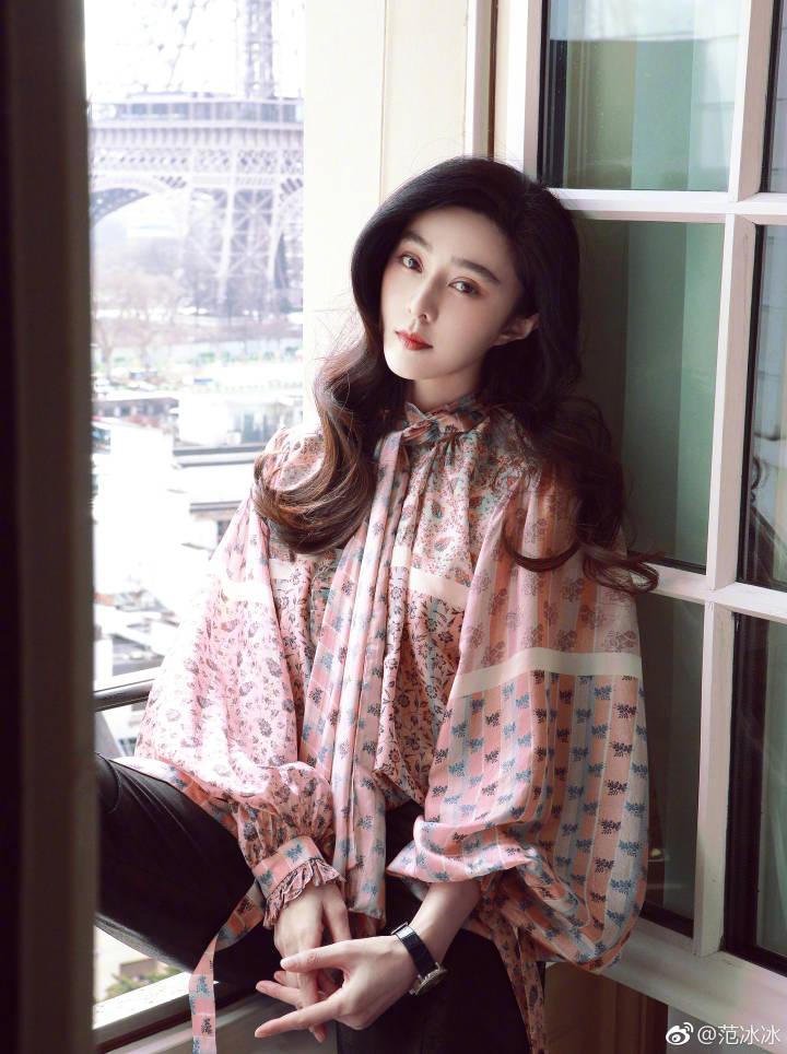 范冰冰的巴黎街拍最新版,新的穿搭裤子很个性,让人想搜同款