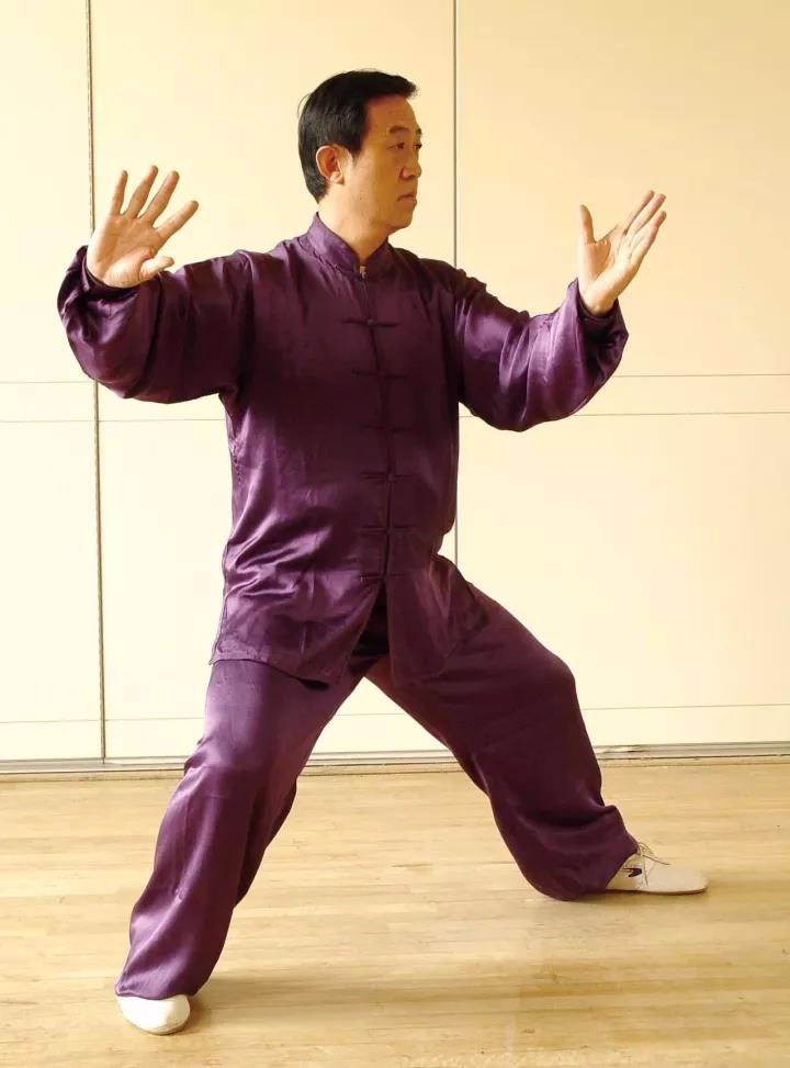 此动呼气.动作五:接上势.