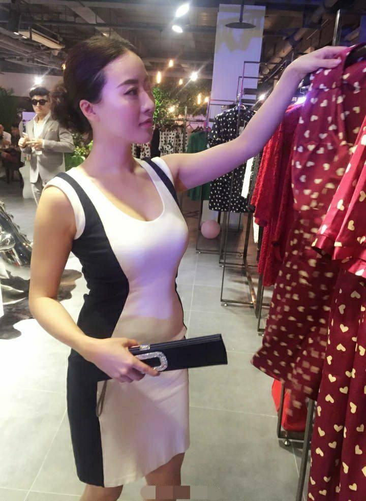 美女街拍大姐约我去吃饭但是我想这顿饭我可能吃不下去