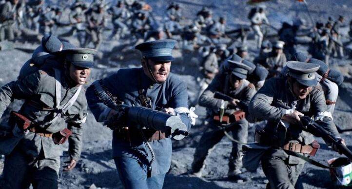 士兵抱着机枪冲锋更容易杀敌?老兵:那简直是找死!