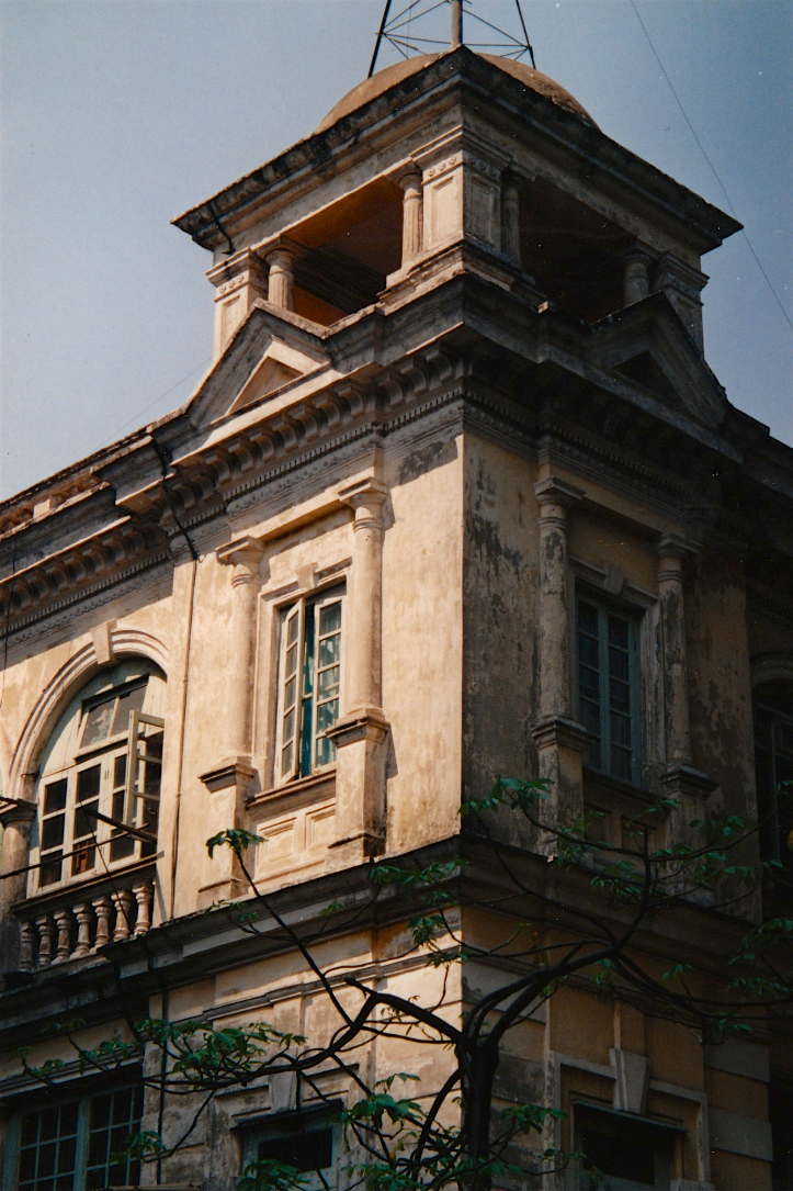 沙面岛位于广州市区西面,珠江白鹅潭畔,是广州著名的外事游览区和历史