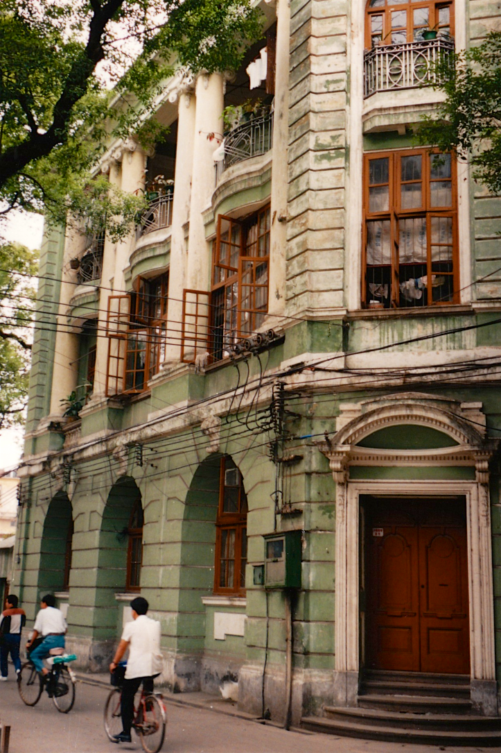 沙面岛位于广州市区西面,珠江白鹅潭畔,是广州著名的外事游览区和历史