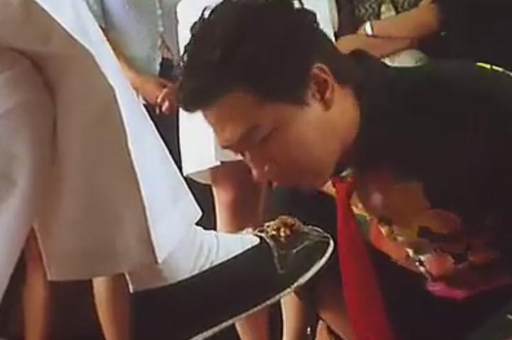 电影里他给周星驰舔过鞋,给华仔当过小弟,42岁时终获影帝称号