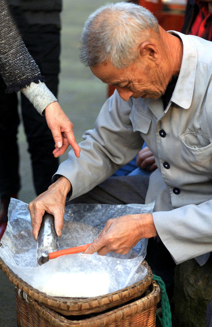 70岁农村老人挑担子卖麻糖老杆秤一块钱一两每天卖一两百元