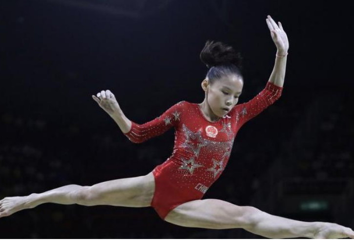 如今毛艺在美医院接受了良好的治疗,摔断的大腿已经被重新接上,虽然短