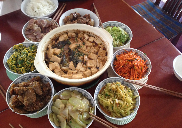 70多岁的奶奶每天给一家8口人做午饭就像吃席一样