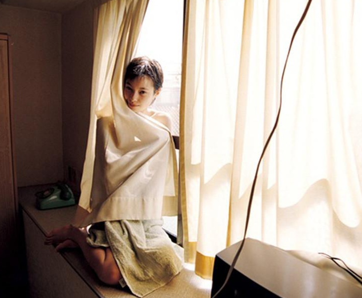 松田美由纪为自己的儿媳,混血模特,女演员太田莉菜拍了一组性感写真.