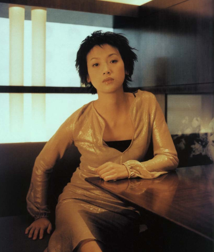 吴倩莲身穿一件修身连衣裙,低领的设计透出细腻紧致的肌肤,展现精巧的