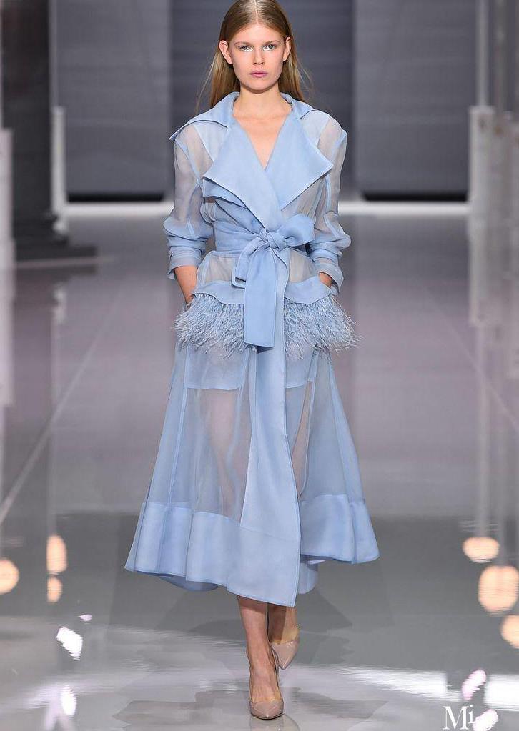 我们不一样:时尚编辑教你把夏天的水蓝色穿在冬天