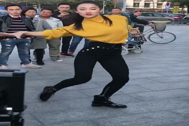 长腿美女广场跳鬼步舞图片