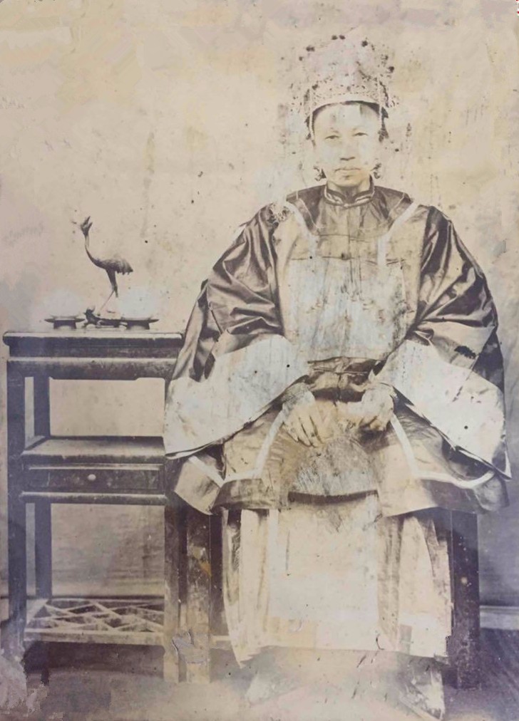 罕见清朝诰命夫人老照片,身着官服显霸气,最后一张李鸿章夫人!