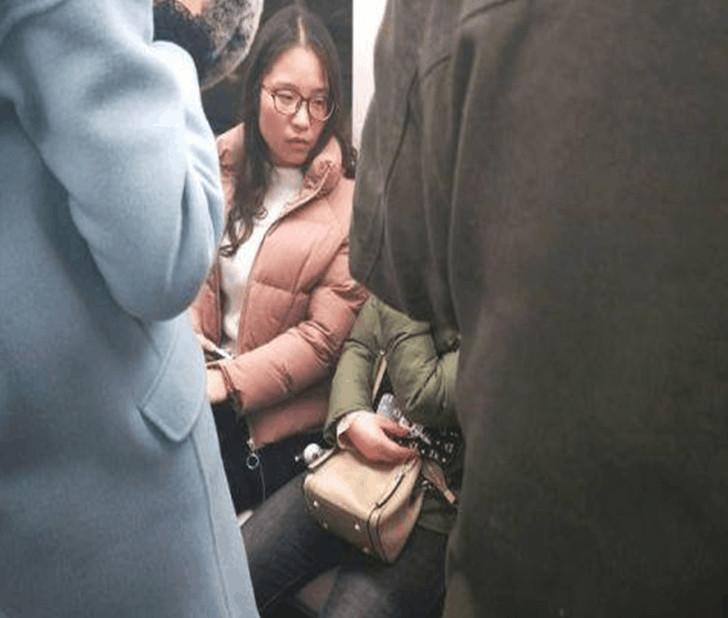 实拍: 地铁上60多岁老人跪在20岁女孩面前叫妈, 网友: 我也遇到过