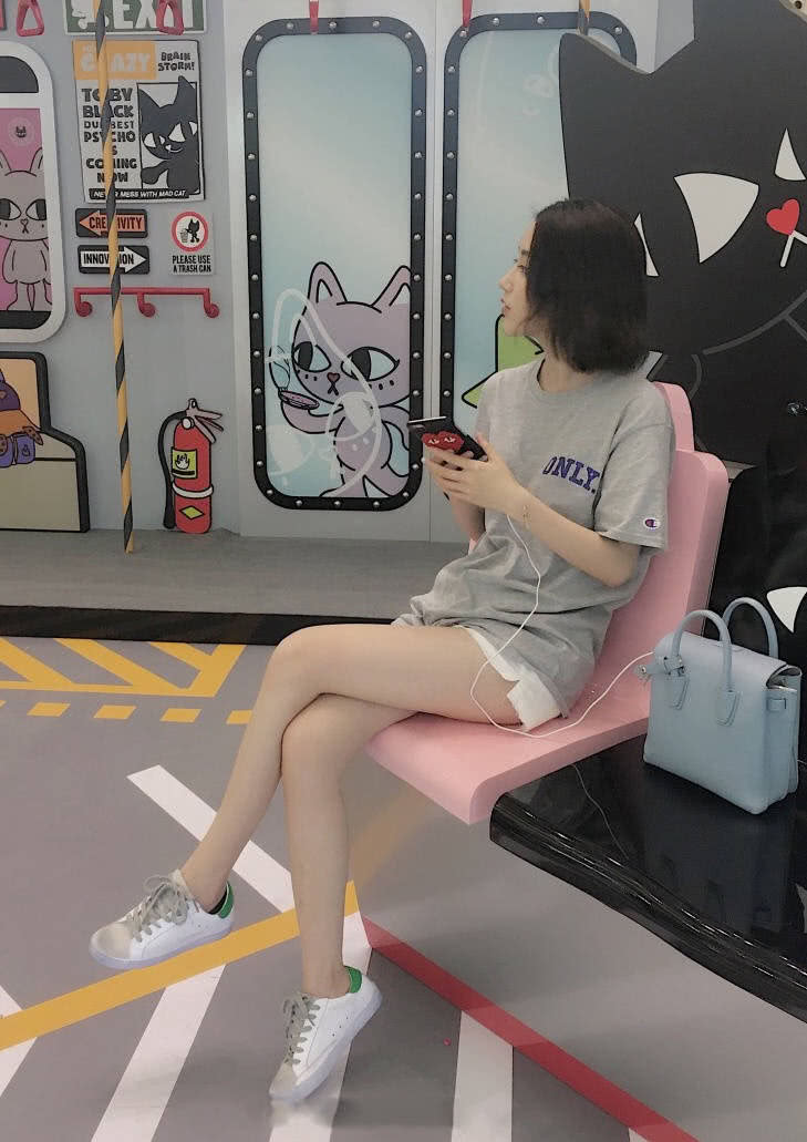 最爱长腿美女,坐姿真是迷人