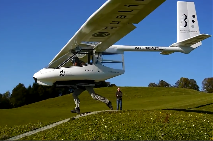 外国牛人自制飞机,时速75公里,仅2块电池驱动