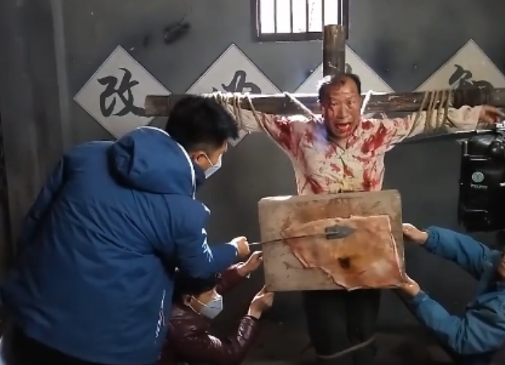 紧张不已,为剧中的演员捏把汗,因为滚烫的烙铁若是不接触到人的身体