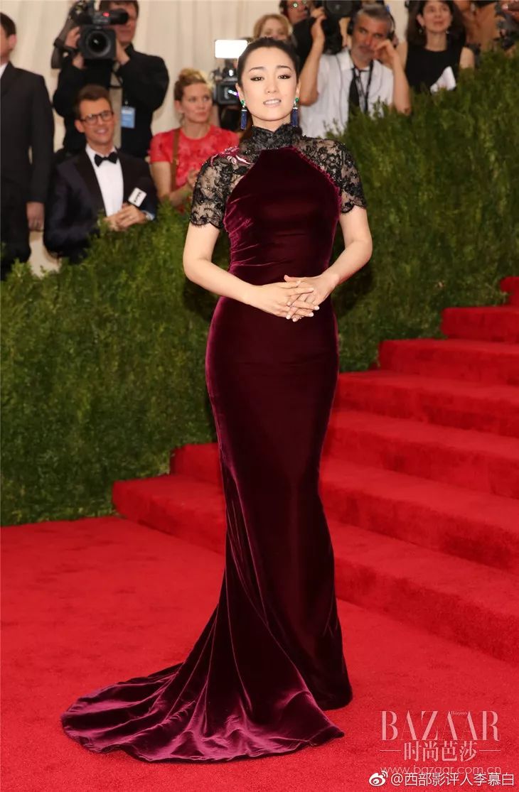 2015年metgala红毯上,巩俐身穿身穿深红天鹅绒刺绣礼服,一面体现着