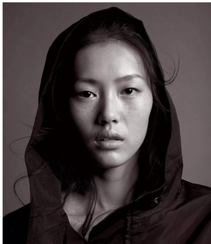 刘雯旧照曝光18岁的小刘雯淳朴的稚嫩感透着懵懂模糊的美