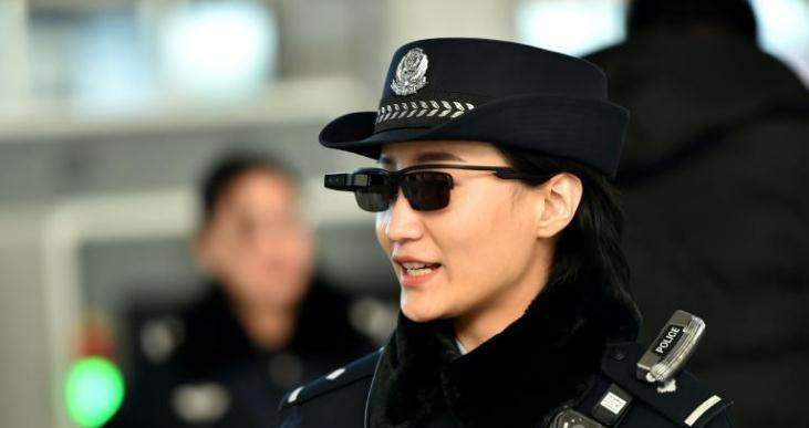 春运车站女警戴"墨镜"不仅很酷, 还是一款高科技眼镜!