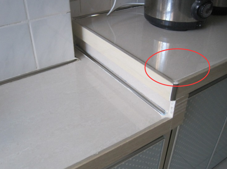 不过目前很多橱柜门上边也会做止水槽,所以不在前面做挡水条也是可以