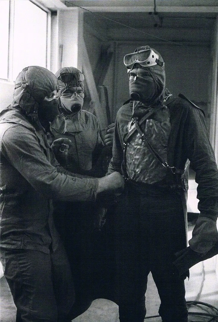 切尔诺贝利的纪念雕塑左边是潜入地下室的三人右边是英勇的消防队