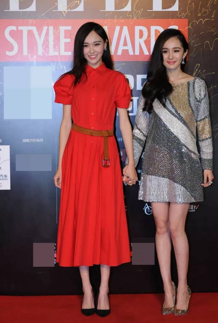 杨幂唐嫣中间隔了个王凯拿手捧花的伴娘竟成了零交流的陌生人