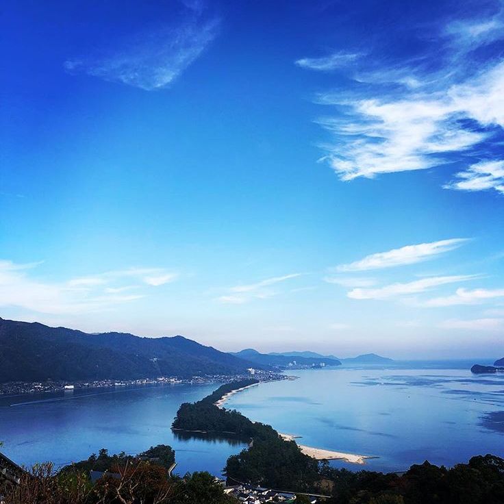 弯下腰从自己的胯下去欣赏风景,天桥立就是这么一个神奇的地方