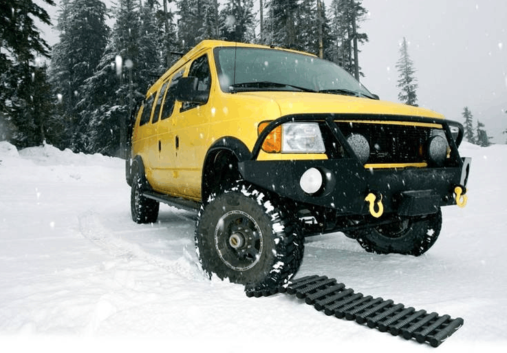 外国小哥给汽车装上雪橇履带, 在雪地里开车如履平地