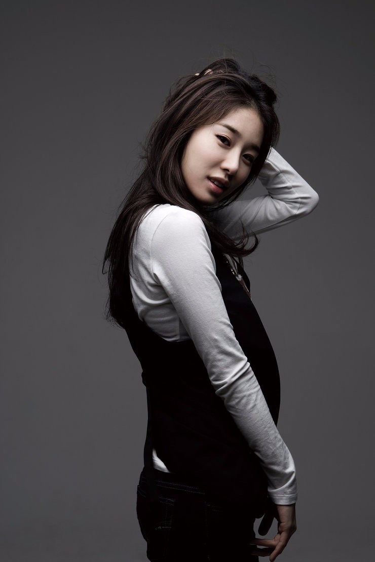 韩国美女刘仁娜午后休闲性感写真气质不俗