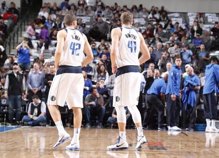 诺天王小弟半场轰14 7给出答案|诺维茨基|小牛|克勒贝尔_新浪新闻