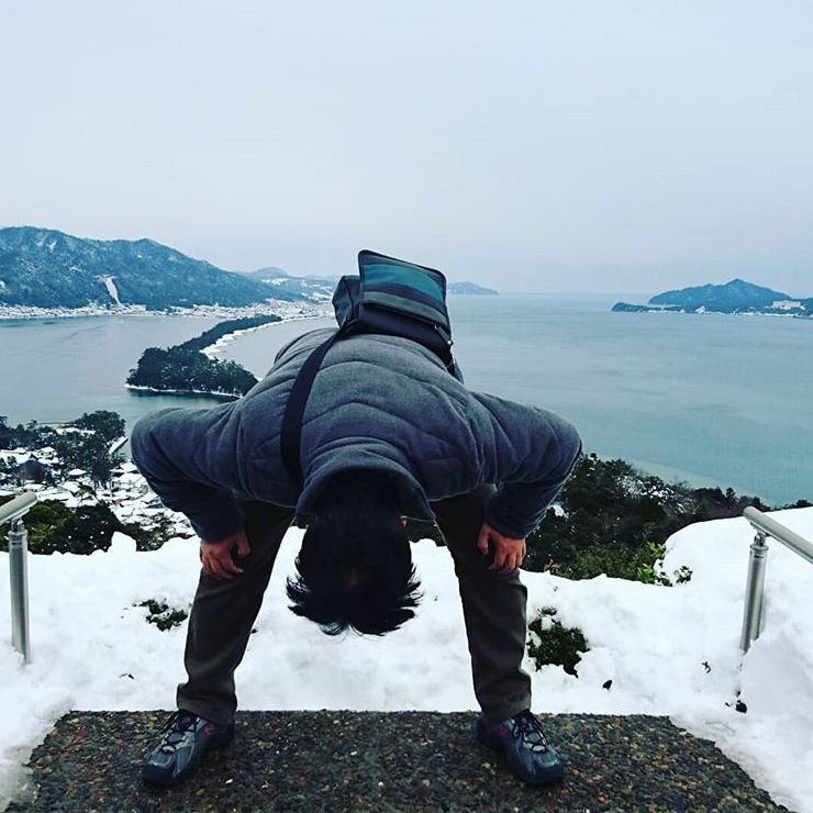 弯下腰从自己的胯下去欣赏风景,天桥立就是这么一个神奇的地方
