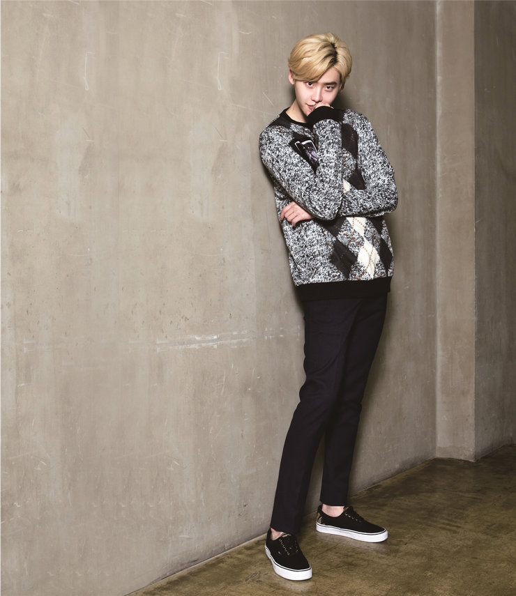 长腿欧巴李钟硕最新写真格纹毛衣搭配直筒裤变身时尚暖男