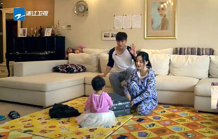 有了甜馨和贾乃亮,这么温馨的家李小璐真的舍得放下吗?
