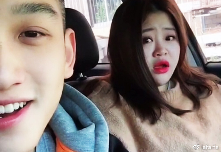 男生虽然只露了半张脸,但能看出颜值不低,至于女生嘛,有点胖……两人