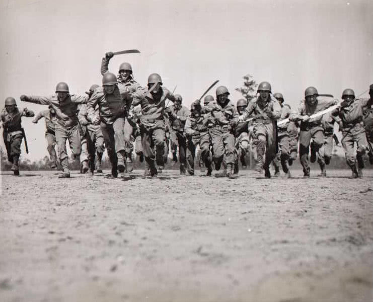 你不知道的历史,二战中的美军大刀队,向日本人头上砍去!