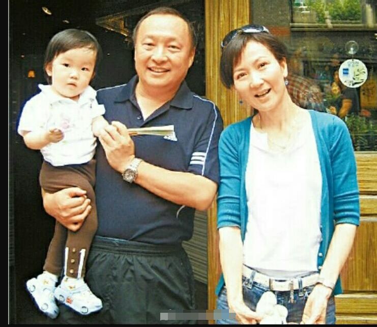 1999年陈美琪再婚,对象是忻尚永一名有钱但是不风流的商人,他有前妻有