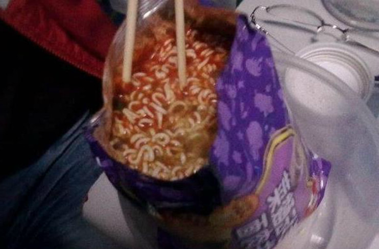 牛人都是这样吃泡面的!就服第5位大哥,这是3天没吃饭吧_新浪看点