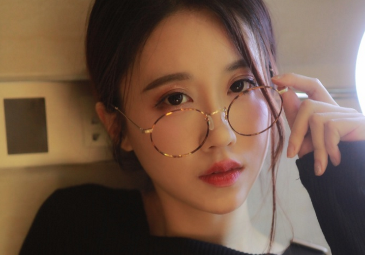 洋气黄直播首秀延迟向观众道歉,送蛇皮战衣祈求原谅