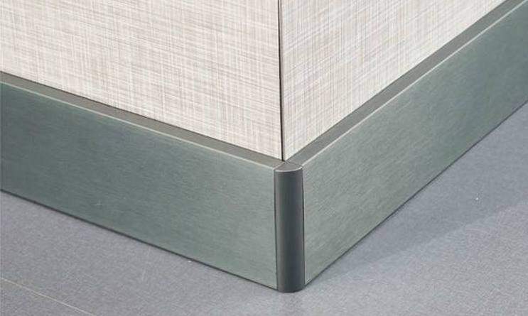 有钱人家都用这些材质的踢脚线,原来现在流行这样做,后悔才知道