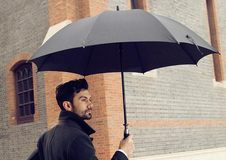 美国总统出行时为什么身边都要带着一把黑伞这才是真正的原因