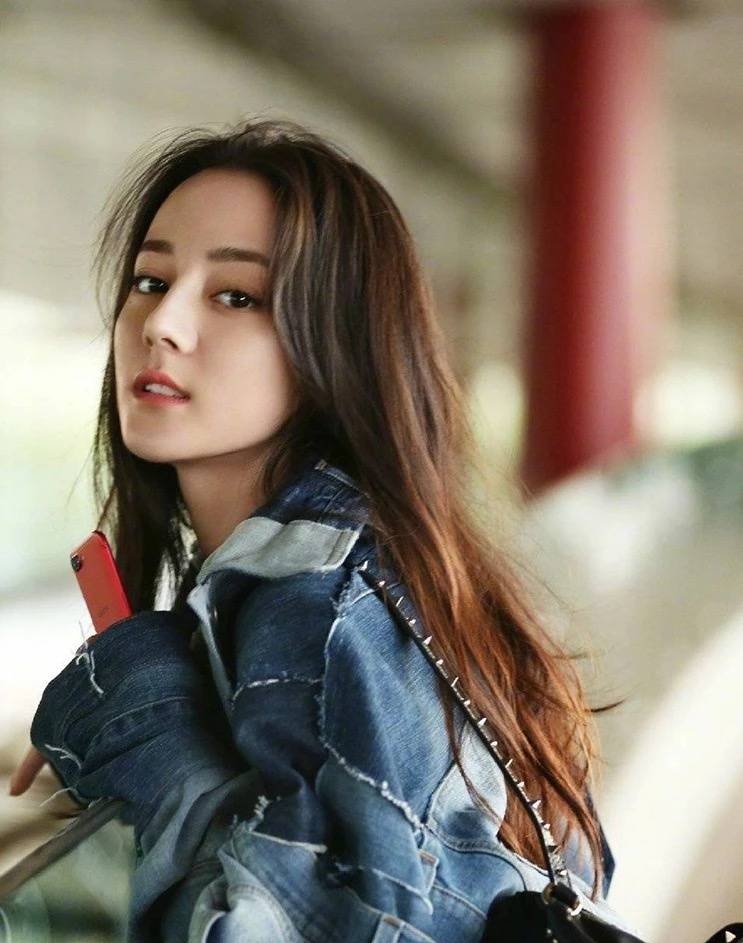 迪丽热巴新剧扮男装,网友却说五官硬朗很适合