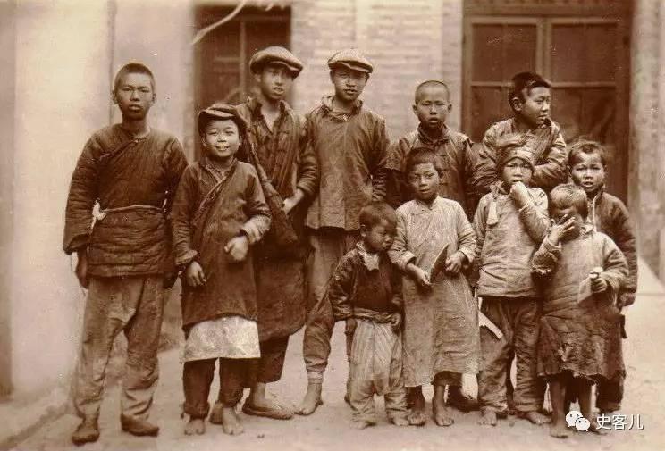 一组反映民国时期上海人生活面貌的老明信片!