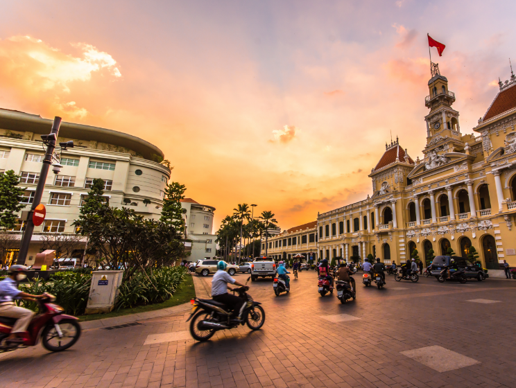 这座城市曾是越南著名的首都,女商贩还会说出几句流利的中文