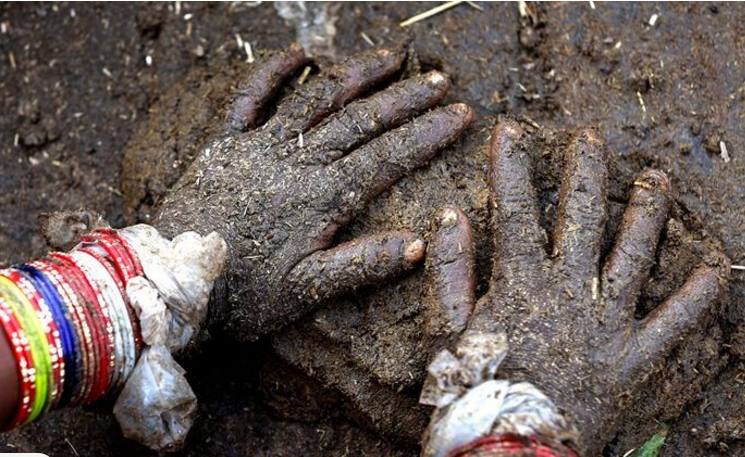 印度扔屎节玩屎喝尿不亦乐乎身上被扔的屎太少还会不高兴