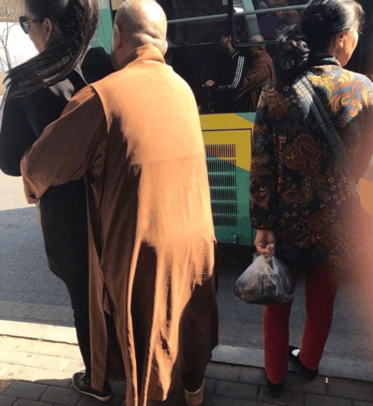 老和尚熊抱女施主女方不仅不反抗反而还挺享受