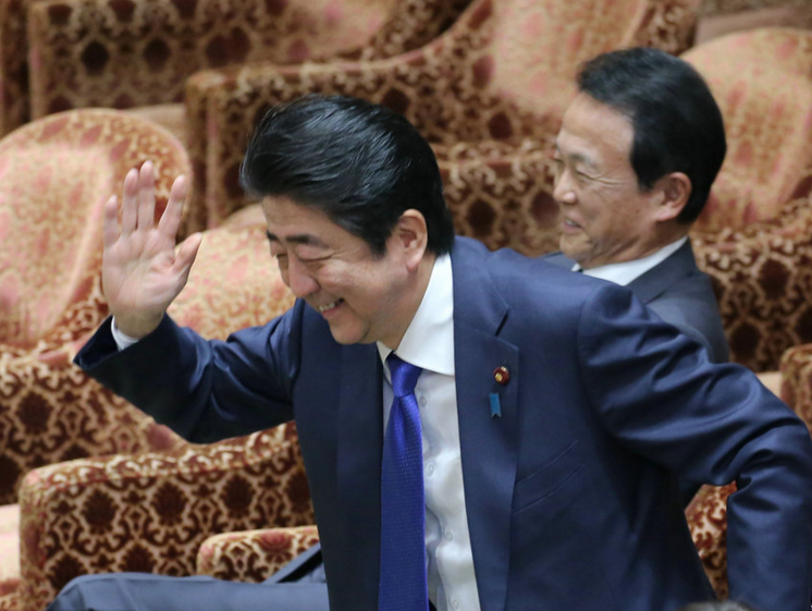 日本首席安倍称已要求韩总统履行慰安妇协议 无需修改